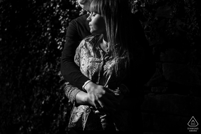 Photo: <a href="https://www.wpja.com/photos/diamond-award-top-wedding-engagement-photographer/2511826"> Lisa Pacor - Trieste Trieste Cette photo noir et blanc d'un couple embrassant a été prise par un photographe de fiançailles de Trieste