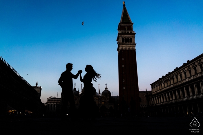 Photo: <a href="https://www.wpja.com/photos/diamond-award-top-wedding-engagement-photographer/2511831"> Lisa Pacor - Trieste Trieste Venezia, Italie Silhouette de danseuse sur la Piazza San Marco lors d'une séance d'engagement pour la caméra