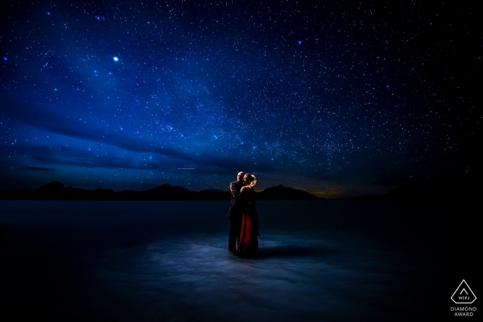 Photo: <a href="https://www.wpja.com/photos/diamond-award-top-wedding-engagement-photographer/2513441"> Jesse La Plante - Boulder Colorado Bonneville Salt Flats Engagement Photos - Portrait de couple sous les étoiles