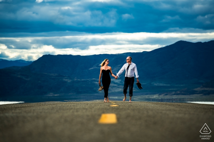 Colorado, Bonneville Salt Flats - Verlobungsshooting eines Paares, das die Straße entlang geht