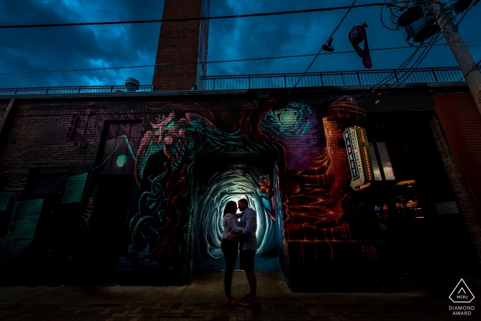 River North Art District vor der Hochzeit - bald Braut und Bräutigam mit Graffiti