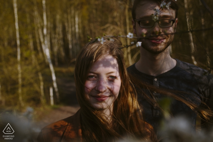 Verlobungsfotoshooting in Aachen mit Copule in Bäumen und Schatten