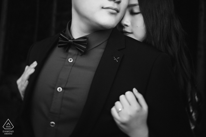 Zdjęcie: <a href="https://www.wpja.com/photos/diamond-award-top-wedding-engagement-photographer/2516126"> Xiang Liu - Nanping Nan Ping czarno-białe zdjęcie zaręczynowe pary