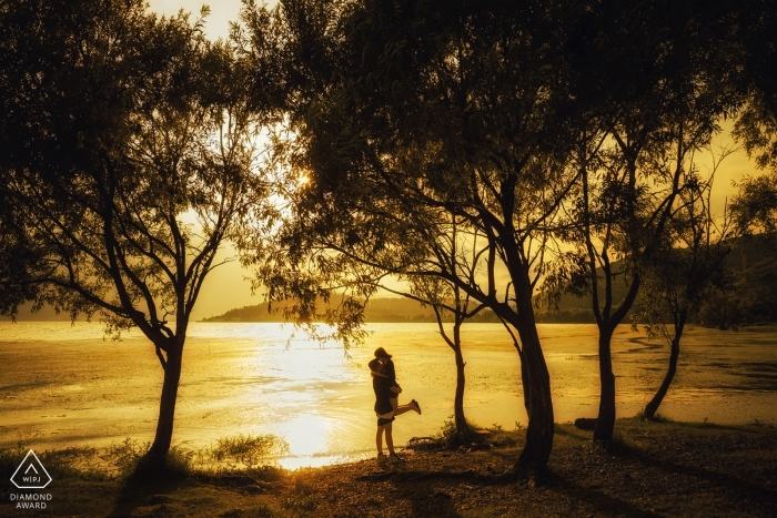 Photo: <a href="https://www.wpja.com/photos/diamond-award-top-wedding-engagement-photographer/2516266"> Xiang Liu - Nanping Da Li Engagement Séance de portrait avant le mariage à l'eau au coucher du soleil
