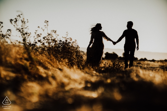 Foto door: <a href="https://www.wpja.com/photos/diamond-award-top-wedding-engagement-photographer/2517241"> Raymond Nguyen - Sacramento California YOSEMITE gouden uren verlovingssessie met een paar hand in hand