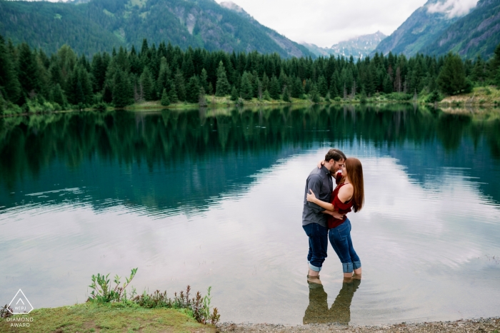 Foto von: <a href="https://www.wpja.com/photos/diamond-award-top-wedding-engagement-photographer/2519521"> Jennifer Tai - Duvall Washington Gold Creek Pond WA-Paarporträt in einem Teich