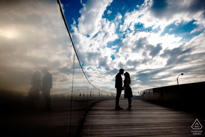 Sessão de fotos pré casamento de Chicago com reflexões e nuvens