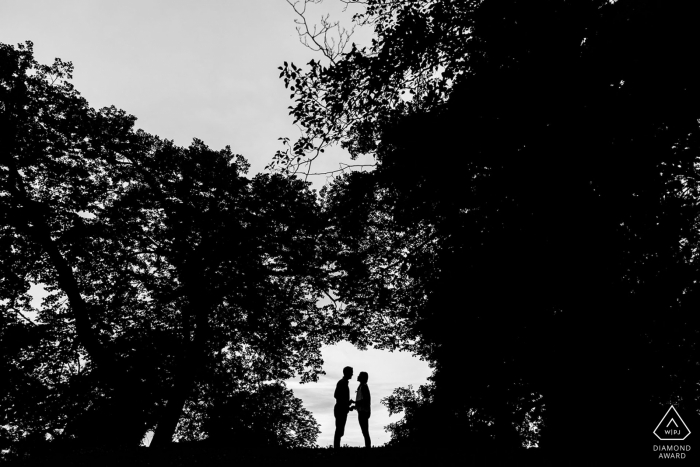 Séance de couple noir et blanc à Chicago dans les arbres