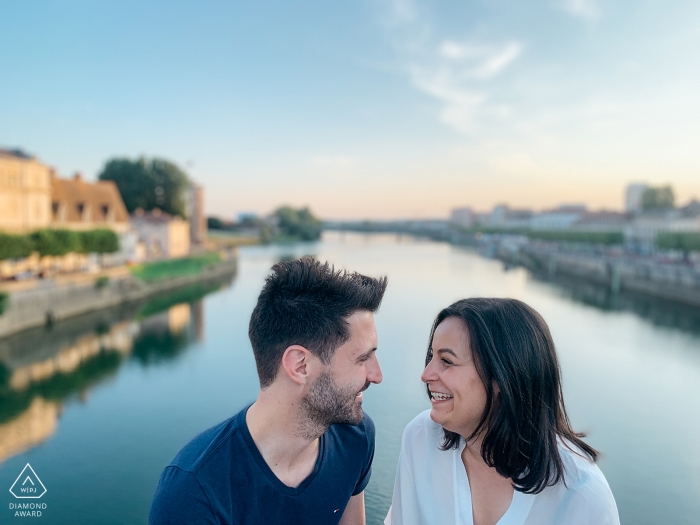 Chalon-sur-Saône, França Sessão de Noivado - Uma troca doce pela ponte sobre o Saône.