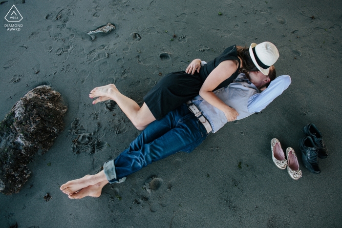Photo: <a href="https://www.wpja.com/photos/diamond-award-top-wedding-engagement-photographer/2522591"> Ron Storer - Auburn Washington E-session de Seattle, Washington - Un couple s'embrassant sur le sable