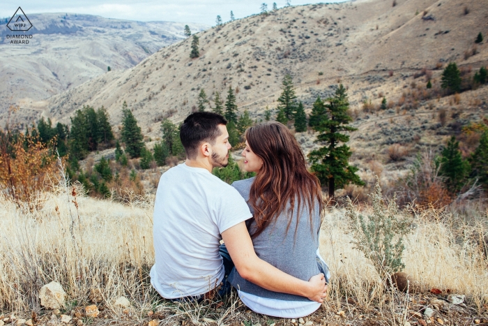 Wenatchee, WA Engagement Spara con una vista meravigliosa.