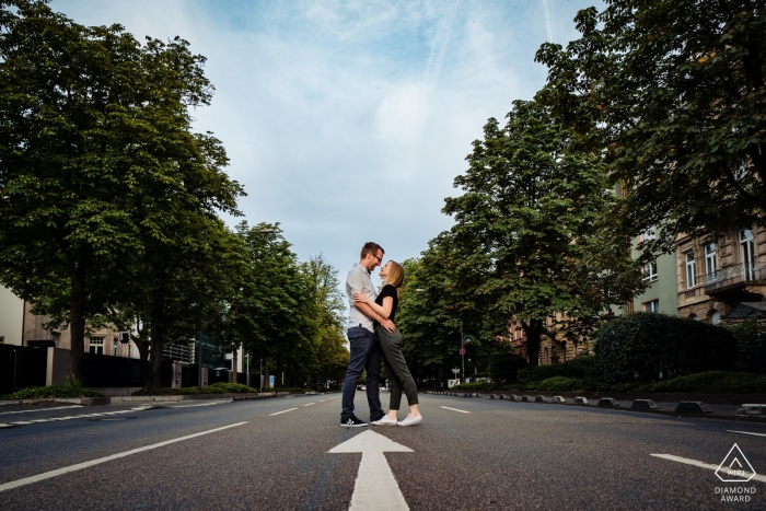 Dans les rues de Francfort en Allemagne pour une séance de portrait d'engagement