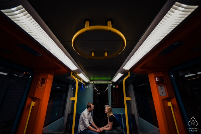 In einer The Subway Frankfurt – Portrait Session vor der Hochzeit