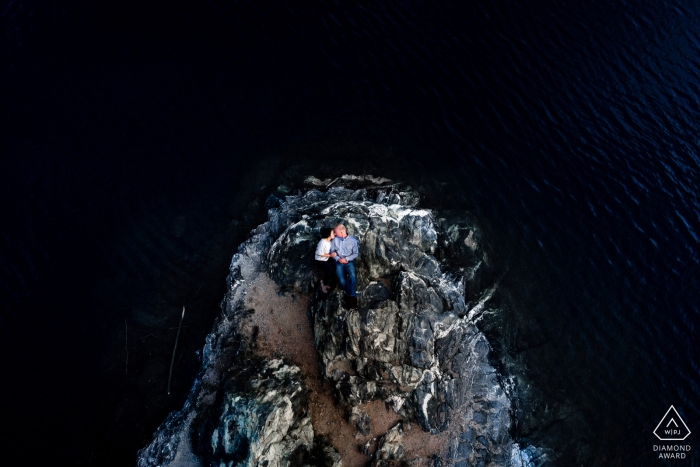 Sesión de compromiso de oficiales Gulch - Fotografiada desde el cielo mientras está acostado en las rocas en Oficiales Gulch.