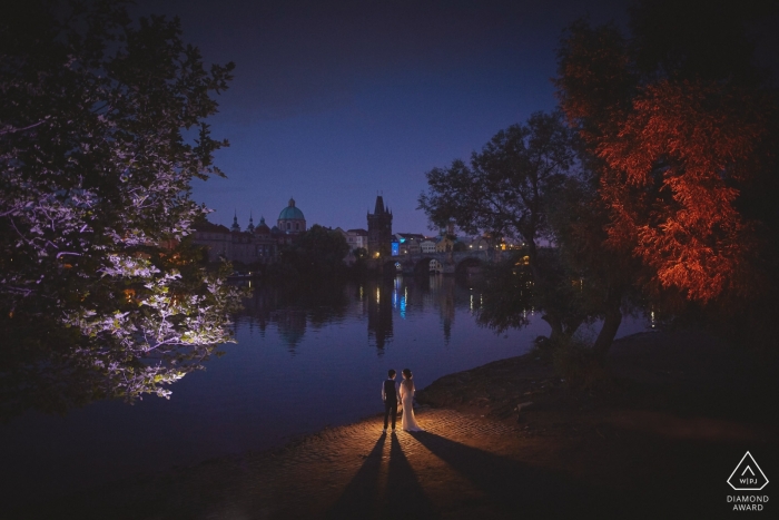 Riverside patrząc w kierunku Mostu Karola, Praga, Czechy Portrety zaręczynowe - Szczęśliwa para podczas sesji portretowej przed wschodem słońca