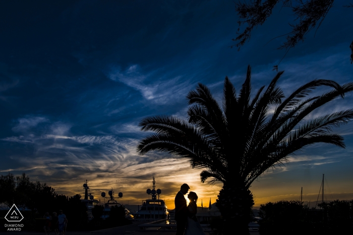 Liebe in Cannes an der Palme während eines Fotoshootings bei Sonnenuntergang für Verlobungsfotos