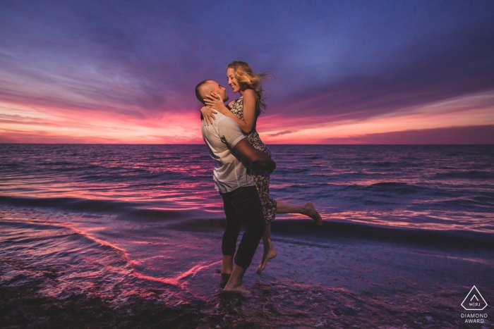 Foto: <a href="https://www.wpja.com/photos/diamond-award-top-wedding-engagement-photographer/2526646"> Katie Kaizer - Nantucket, Massachusetts Steps Beach Nantucket Portraits - Sommer Sonnenuntergang und so viel Liebe! Strand Verlobungssitzung