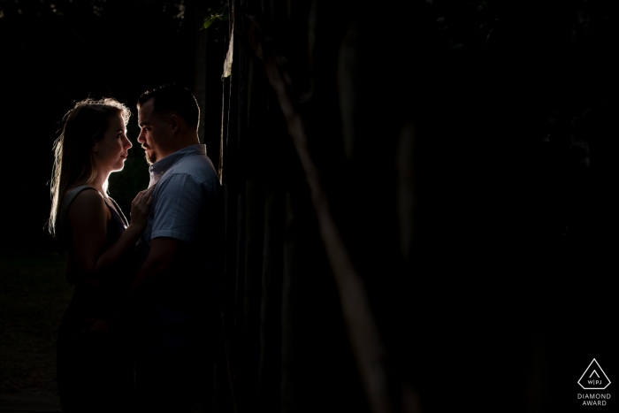 Verlobungs-Fotoaufnahme Neapels Florida nachts unter einem Licht