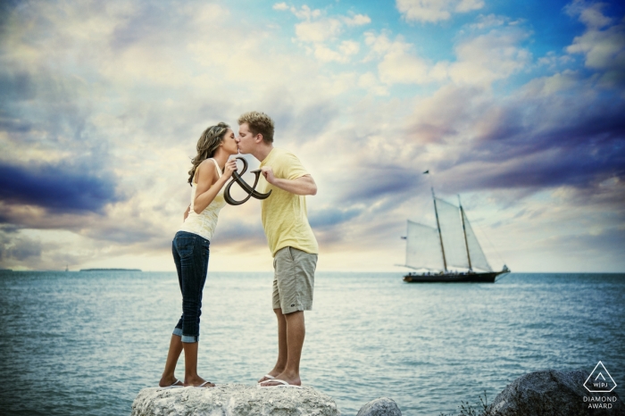 Foto: <a href="https://www.wpja.com/photos/diamond-award-top-wedding-engagement-photographer/2529601"> Julie Ambos - Key West Florida Key West, FL Engagement Am Strand mit dem Segelboot fotografieren