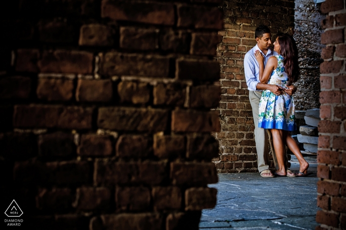 Autor zdjęcia: <a href="https://www.wpja.com/photos/diamond-award-top-wedding-engagement-photographer/2529691"> Julie Ambos - Key West na Florydzie Key West Sesja fotograficzna z murem