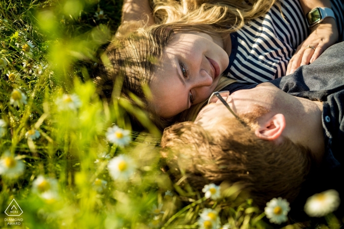 Couple de Brno sur le pré fleuri pendant la séance photo de fiançailles