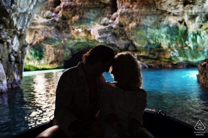 Photo: <a href="https://www.wpja.com/photos/diamond-award-top-wedding-engagement-photographer/2530516"> Nino Lombardo - Taormina Trapani Ile Egadi, Sicile, Italie Séance photo d'engagement sur un bateau dans une grotte de Marettimo