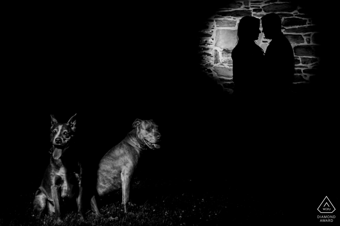 Portraits de fiançailles en Virginie sur le champ de bataille de Monocacy | Couple et leurs chiens en noir et blanc