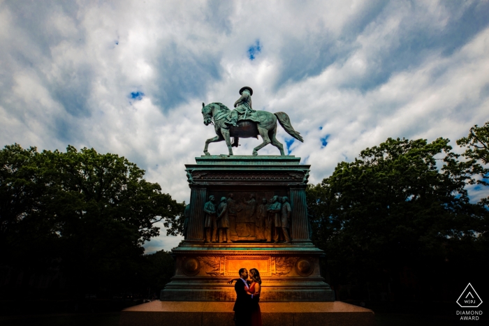 Foto di: <a href="https://www.wpja.com/photos/diamond-award-top-wedding-engagement-photographer/2530836"> Anastasiia Polyakov - Arlington Virginia Washington DC Silhouette su un memoriale durante la sessione di foto di fidanzamento