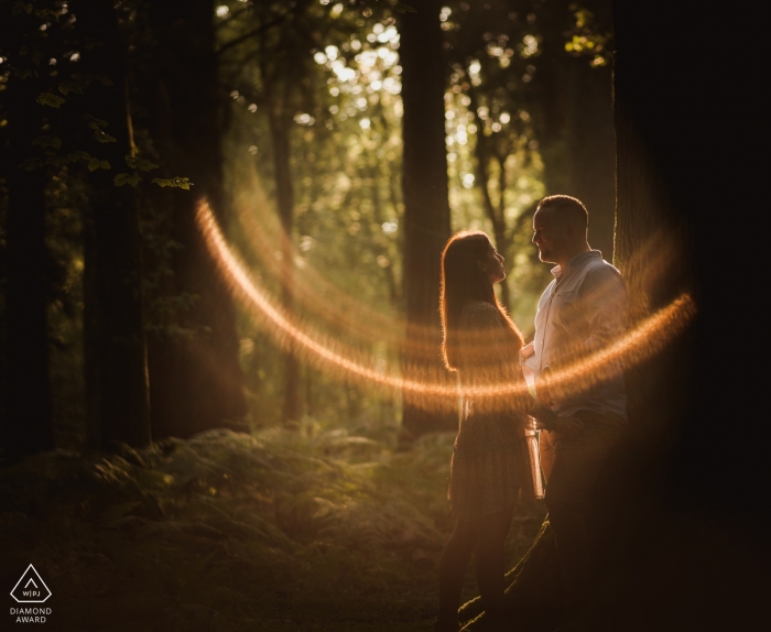 Foto de compromiso de arboreto de Blackwater de pareja en el bosque