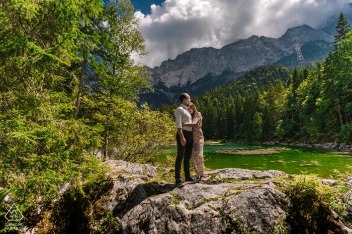 Portrait munique de couple au milieu de la nature