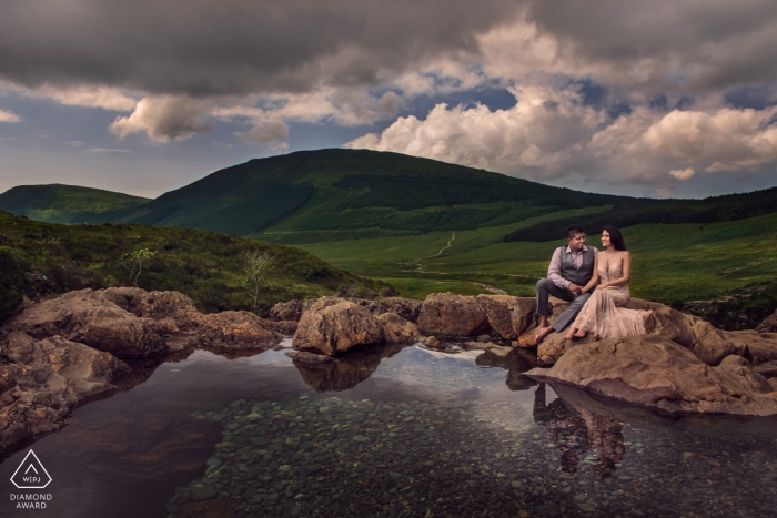 Isla de Skye, Escocia Sesión de retratos de pareja en las montañas