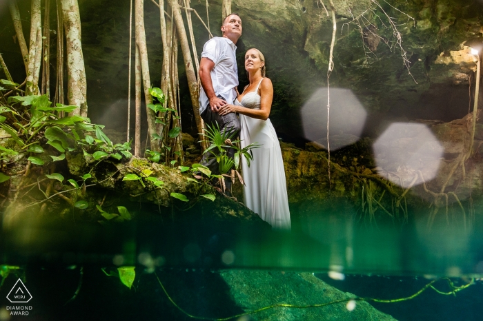 Foto door: <a href="https://www.wpja.com/photos/diamond-award-top-wedding-engagement-photographer/2534306"> Alessandro Banchelli - Playa del Carmen Quintana Roo Cenote Buho Playa del Carmen Water Pre Wedding Shoot - Engagement-fotosessie in de cenote