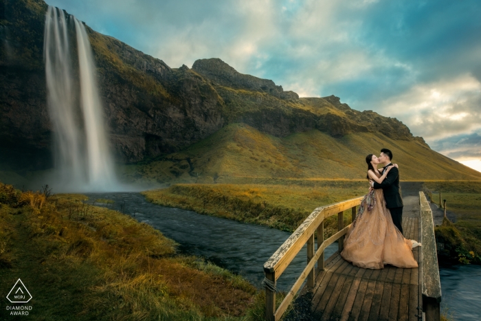 Ísland Photo Session für Paare am Wasserfall