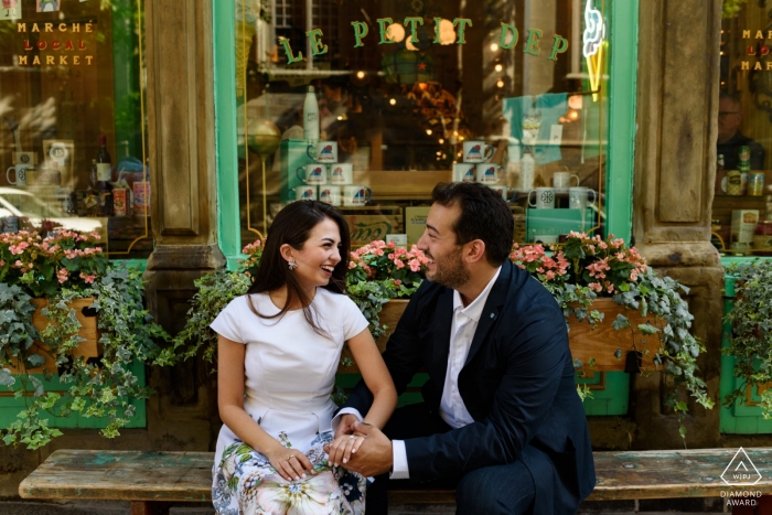 Photo par: <a href="https://www.wpja.com/photos/diamond-award-top-wedding-engagement-photographer/2534646"> Esther Gibbons - Montréal Québec Ce couple récemment fiancé se sent toujours excité après sa proposition dans le Vieux-Montréal - Canada Wedding Photography