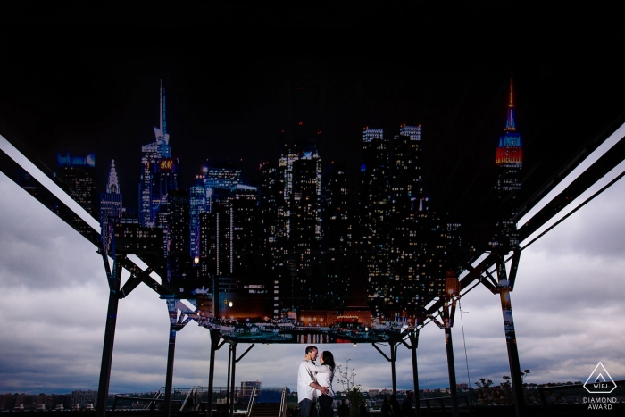 The Highline New York Engagement Photographer: Stava piovendo e non potevamo fare molto al dumbo, quindi siamo andati alla highline e in seguito ho esposto due volte lo skyline di New York per loro dato che non l'abbiamo mai fatto a causa della pioggia.