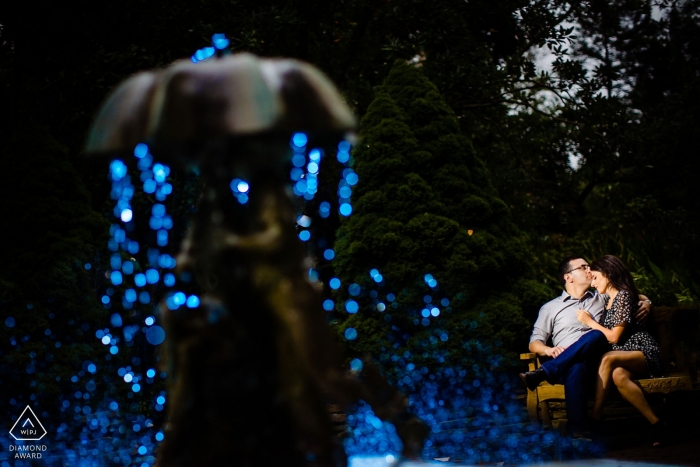 Photographe de fiançailles de Sayen Gardens, dans le New Jersey: Le dernier coup de la journée a gélifié l’eau, les a allumées, a obtenu la photo que je voulais et cliqué.