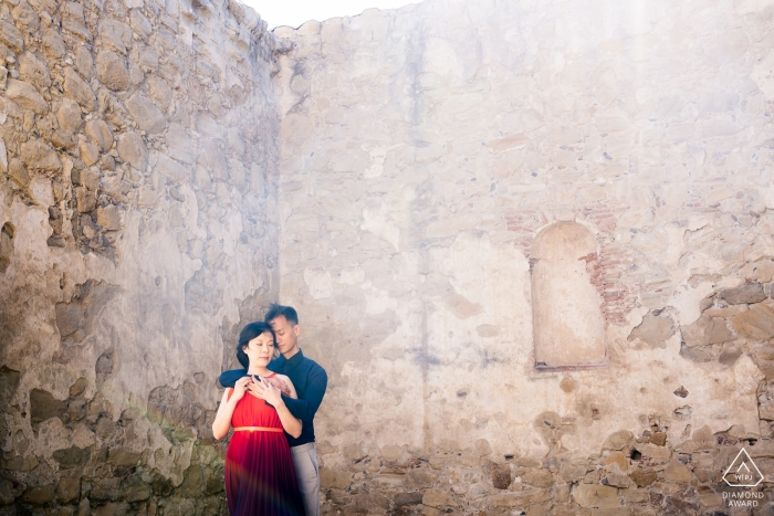 Foto: <a href="https://www.wpja.com/photos/diamond-award-top-wedding-engagement-photographer/2535746"> Kristina Cazares Neri - San Diego, Kalifornien Mission San Juan Capistrano, Ca Verlobungsporträts. | Paar steht im ätherischen Licht