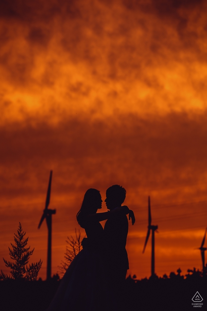 Pékin Chine Portraits de pré-mariage au coucher du soleil par des éoliennes