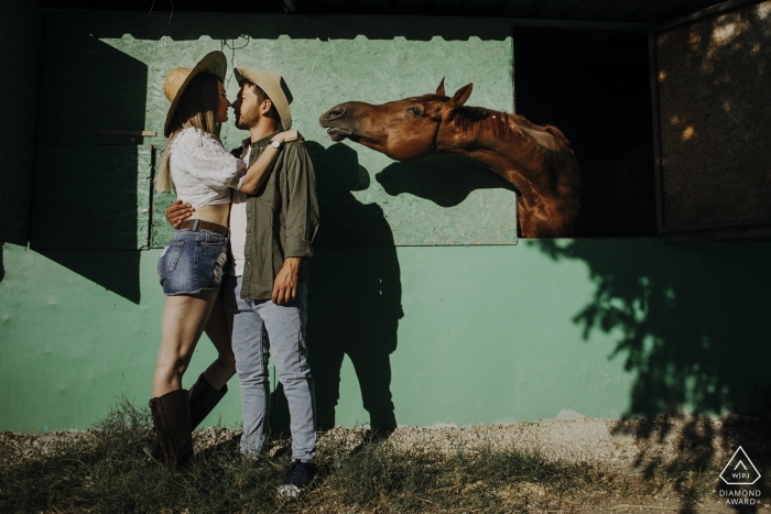 Retrato de una pareja comprometida y un curioso caballo en Adana Turquía