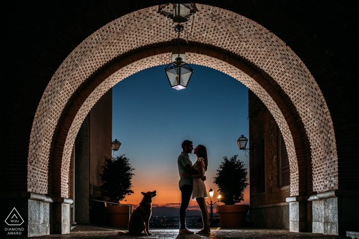 Verlobungsfotosession in Murcia, Spanien, mit einem Hund bei Sonnenuntergang