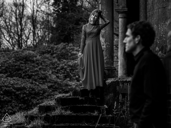 Séance de portrait en noir et blanc dans un vieux château en Belgique