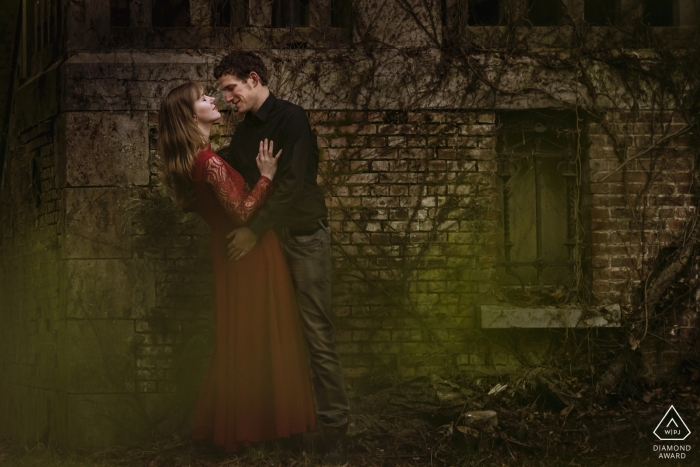 Belgien Engagement Loveshoot vor einem alten Schloss, urbane Lage