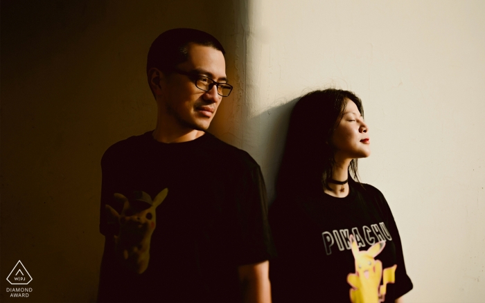 Engaged Lovers lean against the wall in Tian'an Park for a pre wedding portrait