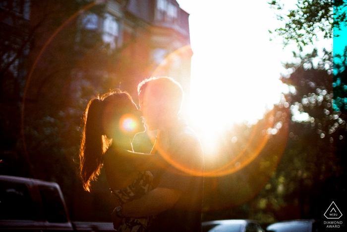 Retrato de noivado de Boston com sol da tarde e lens flares