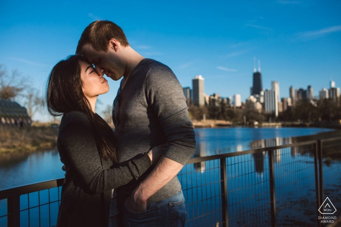 Couple s'embrasse dans un rayon de soleil dans le Lincoln Park de Chicago.