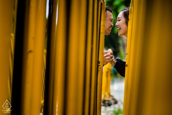 Singapore Engagement Portrait Tirez à travers la barrière