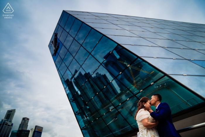 Photo by: <a href="https://www.wpja.com/photos/diamond-award-top-wedding-engagement-photographer/2539606">Vu Nguyen - Ho Chi Minh Singapore Engagement photos with tall city buildings