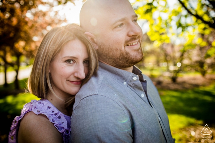 Foto: <a href="https://www.wpja.com/photos/diamond-award-top-wedding-engagement-photographer/2539611"> Allison Williams - Chicago, Illinois Ein Paar umarmt sich während eines Verlobungsshootings im Wilder Park in Elmhurst, IL.