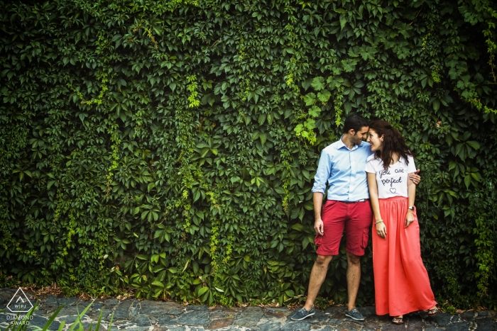 Photo: <a href="https://www.wpja.com/photos/diamond-award-top-wedding-engagement-photographer/2541021"> Miguel Onieva - Madrid Madrid Patones, Espagne - Un couple pose devant un jardin vertical pour un portrait de fiançailles