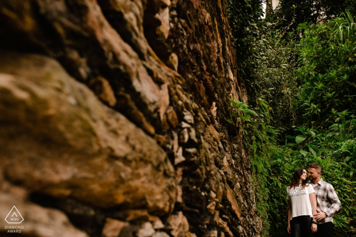 Ouro Preto, MG Engagement Photography presso le rocce tra gli alberi